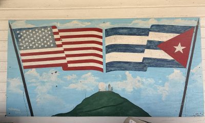 Fotografía del 22 de marzo de 2026 que muestra un mural con las banderas de Estados Unidos y Cuba en el museo de la base naval estadounidense, en Guantánamo (Cuba). EFE/ Yeny García