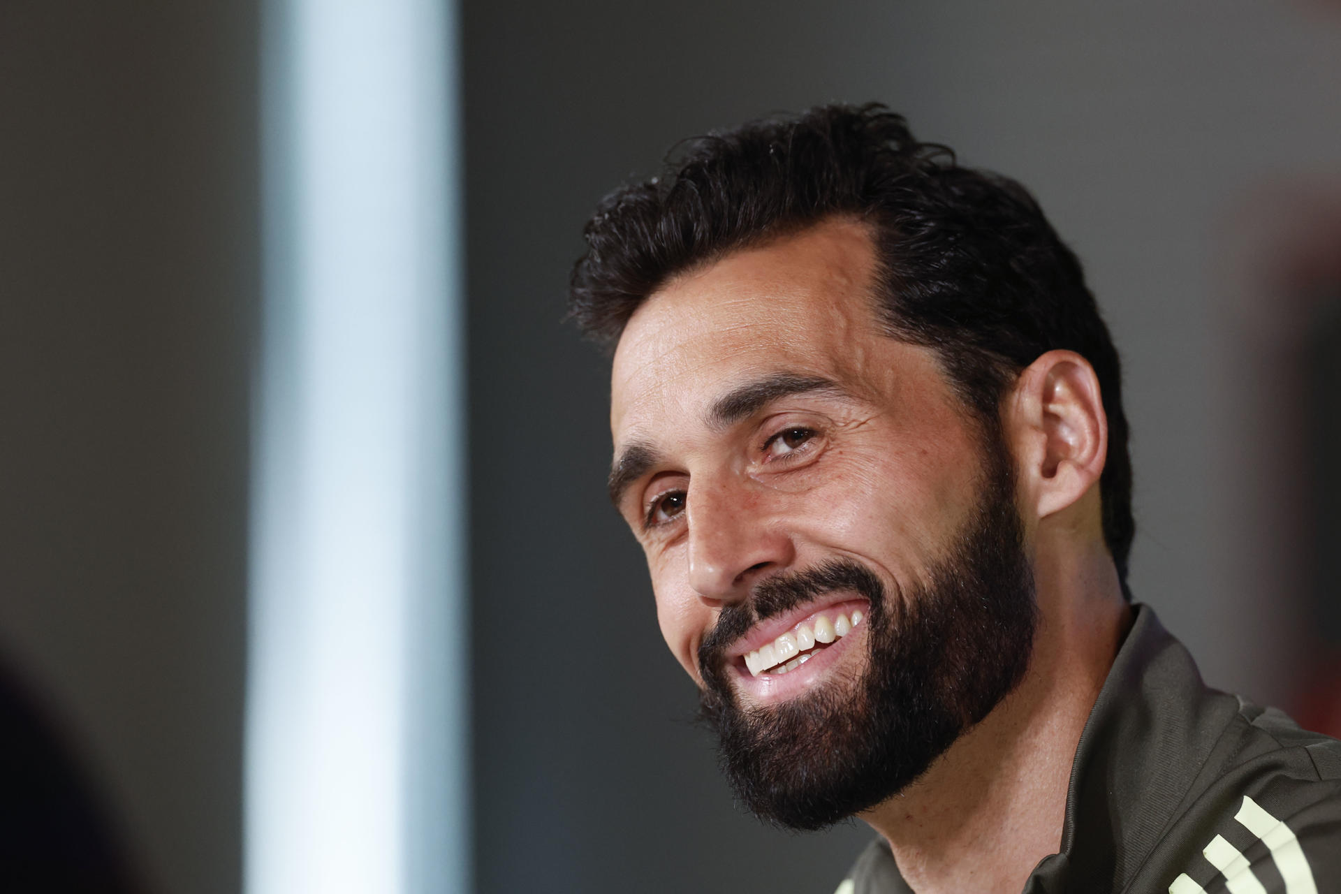 Álvaro Arbeloa, entrenador del Real Madrid, durante la rueda de prensa celebrada tras el entrenamiento del equipo en el Complejo Deportivo de Valdebebas, en Madrid, España, el 13 de marzo de 2026, con el fin de preparar el próximo partido de LaLiga contra el Elche FC el 14 de marzo. EFE/ Javier Lizon
