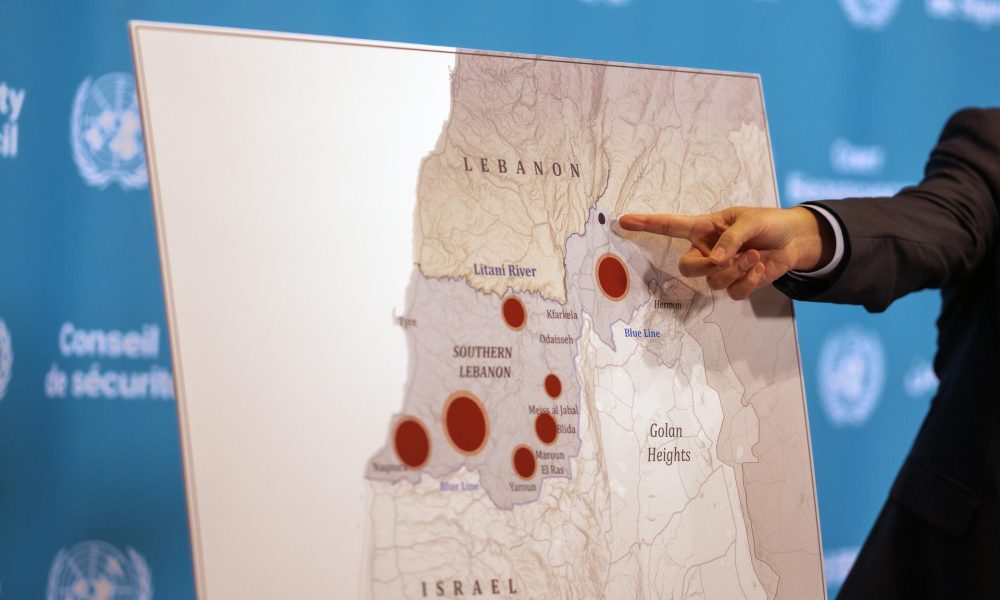 El representante de Israel ante las Naciones Unidas, Danny Danon (fuera de cuadro), señala un mapa de Oriente Medio durante una rueda de prensa como parte de una reunión del Consejo de Seguridad de las Naciones Unidas (CSNU) convocada para abordar el conflicto en curso en la región, en la sede de la ONU en Nueva York, Nueva York, EE. UU. EFE/OLGA FEDOROVA
 
//////////
 
New York (United States), 11/03/2026.- Israel's representative to the United Nations, Danny Danon (out of frame), points at a map of the Middle East during a press stakeout as part of a United Nations Security Council (UNSC) meeting called to address the ongoing conflict in the region, at the UN headquarters in New York, New York, USA, 11 March 2026. (Nueva York) EFE/EPA/OLGA FEDOROVA