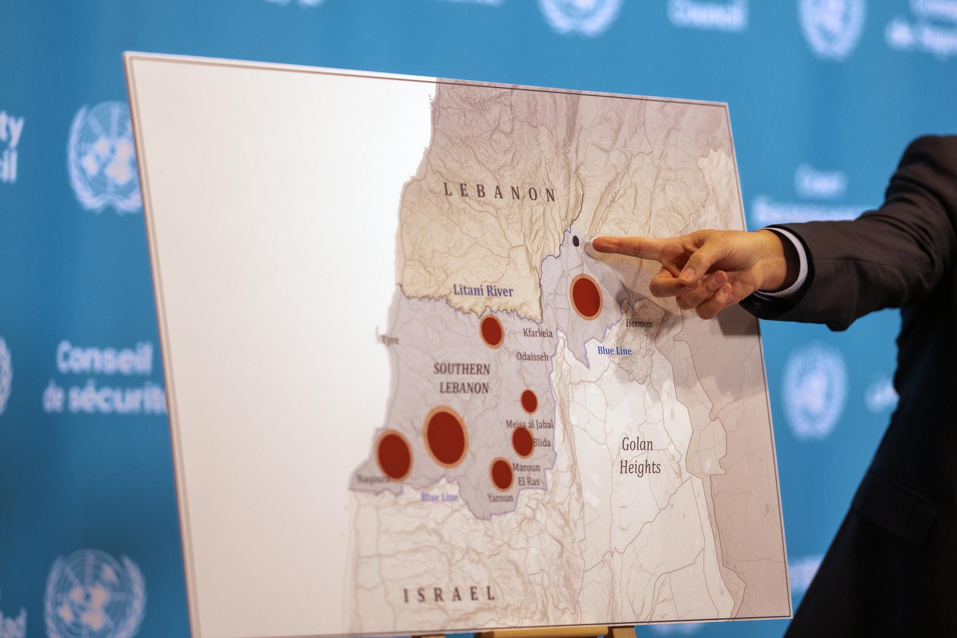 El representante de Israel ante las Naciones Unidas, Danny Danon (fuera de cuadro), señala un mapa de Oriente Medio durante una rueda de prensa como parte de una reunión del Consejo de Seguridad de las Naciones Unidas (CSNU) convocada para abordar el conflicto en curso en la región, en la sede de la ONU en Nueva York, Nueva York, EE. UU. EFE/OLGA FEDOROVA
 
//////////
 
New York (United States), 11/03/2026.- Israel's representative to the United Nations, Danny Danon (out of frame), points at a map of the Middle East during a press stakeout as part of a United Nations Security Council (UNSC) meeting called to address the ongoing conflict in the region, at the UN headquarters in New York, New York, USA, 11 March 2026. (Nueva York) EFE/EPA/OLGA FEDOROVA