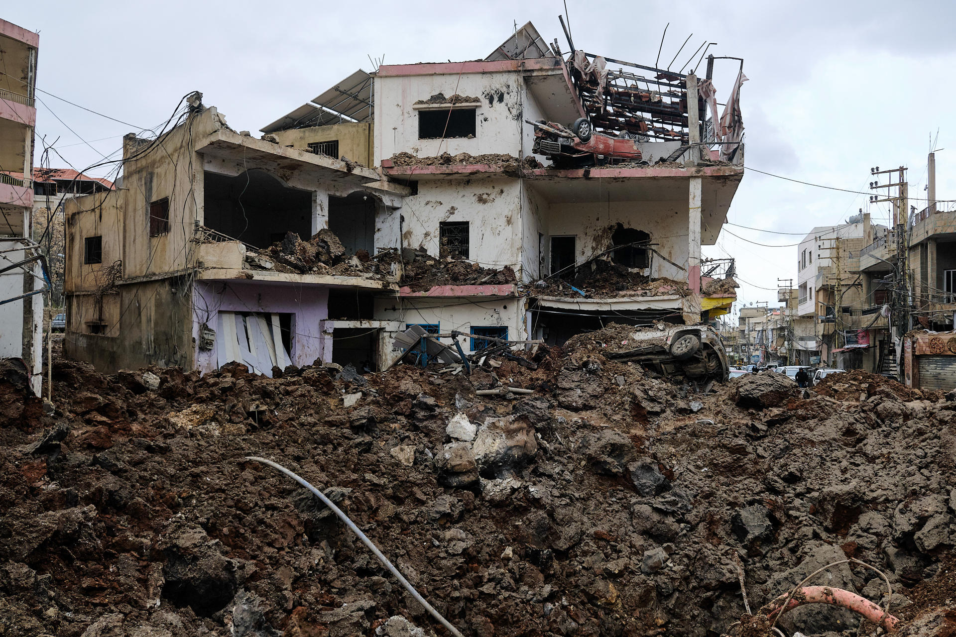- Al menos 41 personas murieron y otras 40 resultaron heridas la madrugada de este sábado en una serie de bombardeos israelíes contra el área de Nabi Chit, en el este del Líbano, donde el Estado judío llevó a cabo una incursión con helicópteros para buscar pistas sobre un piloto desaparecido. EFE/ Edgar Gutiérrez