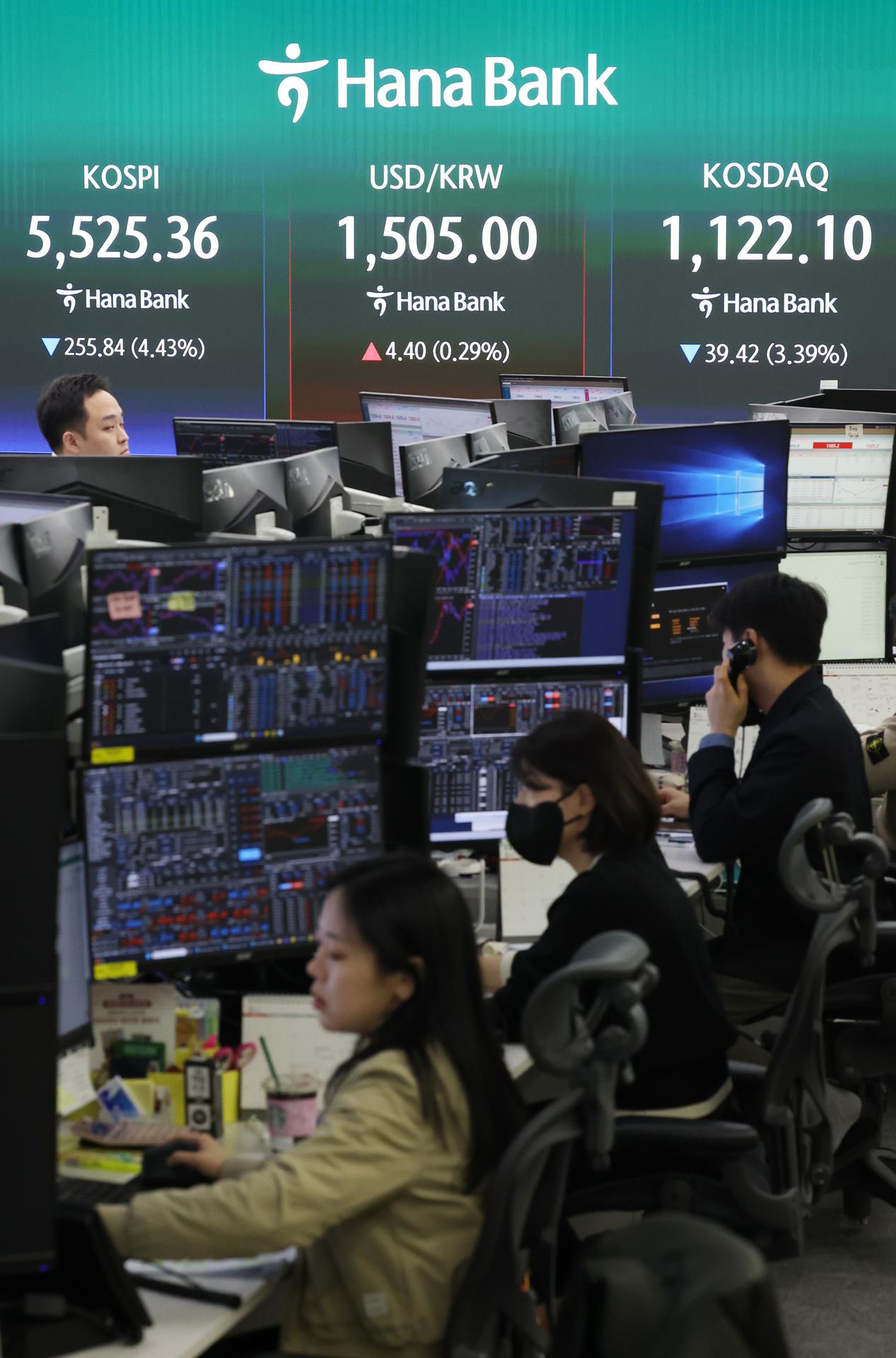 El principal índice de la Bolsa de Seúl, el Kospi, durante la negociación de este lunes.
EFE/EPA/YONHAP SOUTH KOREA OUT