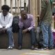 Fotografía de archivo en donde se observa a inmigrantes esperando en la frontera entre México y Estados Unidos. EFE/DAVID MAUNG