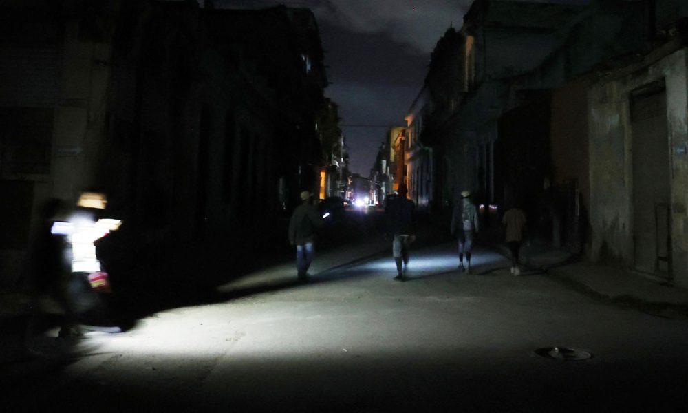 Fotografía del 21 de marzo de 2026  que muestra a personas caminando por una calle sin iluminación en La Habana (Cuba). EFE/ Ernesto Mastrascusa
