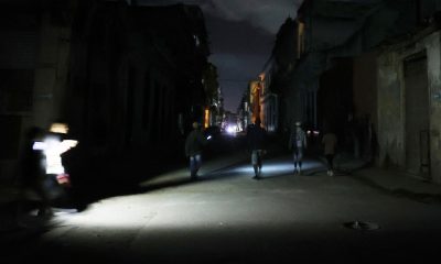 Fotografía del 21 de marzo de 2026  que muestra a personas caminando por una calle sin iluminación en La Habana (Cuba). EFE/ Ernesto Mastrascusa