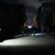 Fotografía del 21 de marzo de 2026  que muestra a personas caminando por una calle sin iluminación en La Habana (Cuba). EFE/ Ernesto Mastrascusa