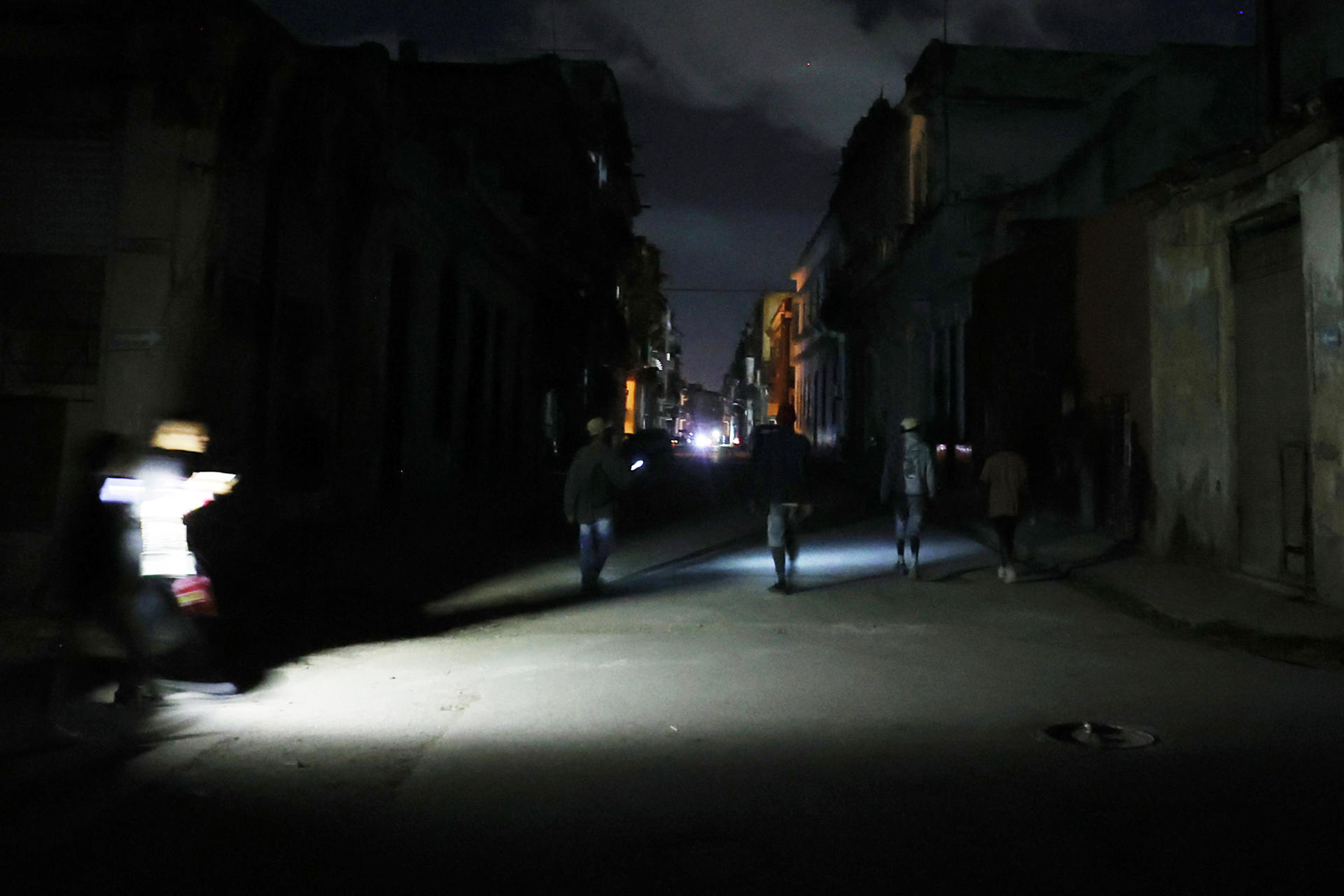 Fotografía del 21 de marzo de 2026  que muestra a personas caminando por una calle sin iluminación en La Habana (Cuba). EFE/ Ernesto Mastrascusa