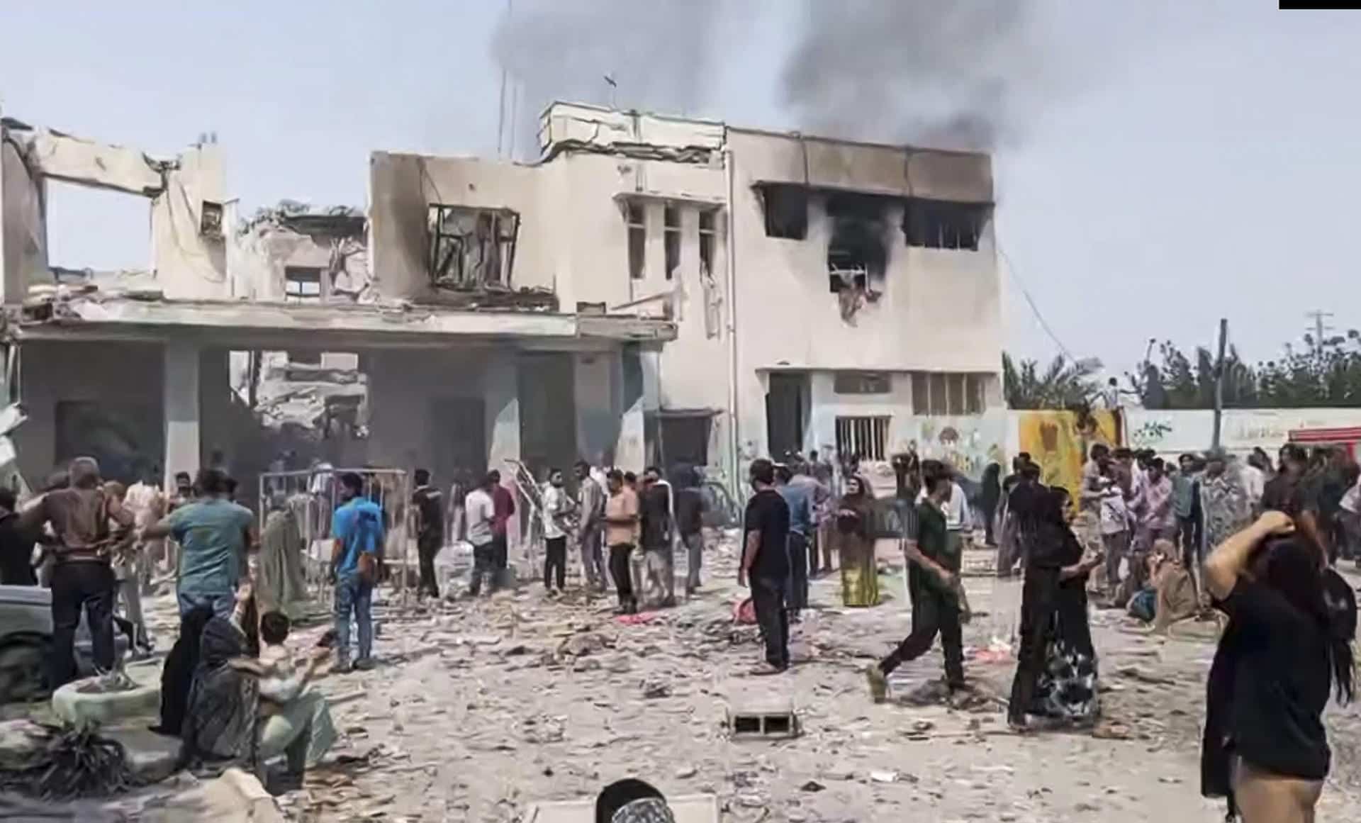 Captura del video de los momentos posteriores al bombardeo de una escuela femenina en la ciudad de Minab (EFE/MEHR  -SOLO USO EDITORIAL/SOLO DISPONIBLE PARA ILUSTRAR LA NOTICIA QUE ACOMPAÑA (CRÉDITO OBLIGATORIO)- PROHIBIDO SU USO EN IRÁN.  NO Access Israel Media/Persian Language TV Stations Outside Iran/Strictly No Access BBC Persian/VOA Persian/Manoto-1 TV/Iran International