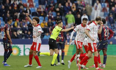 El colegiado (c) confirma el gol del Girona tras la revisión del VAR durante el partido de LaLiga entre el Levante y el Girona, este sábado en el estadio Ciutat de Valencia. EFE/ Ana Escobar