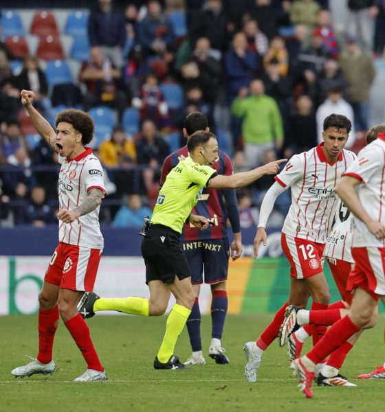 El colegiado (c) confirma el gol del Girona tras la revisión del VAR durante el partido de LaLiga entre el Levante y el Girona, este sábado en el estadio Ciutat de Valencia. EFE/ Ana Escobar