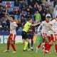 El colegiado (c) confirma el gol del Girona tras la revisión del VAR durante el partido de LaLiga entre el Levante y el Girona, este sábado en el estadio Ciutat de Valencia. EFE/ Ana Escobar