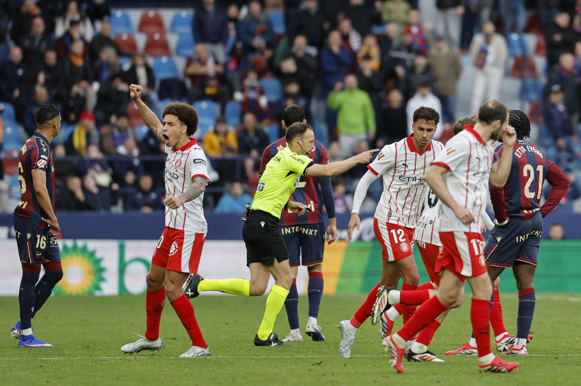 El colegiado (c) confirma el gol del Girona tras la revisión del VAR durante el partido de LaLiga entre el Levante y el Girona, este sábado en el estadio Ciutat de Valencia. EFE/ Ana Escobar