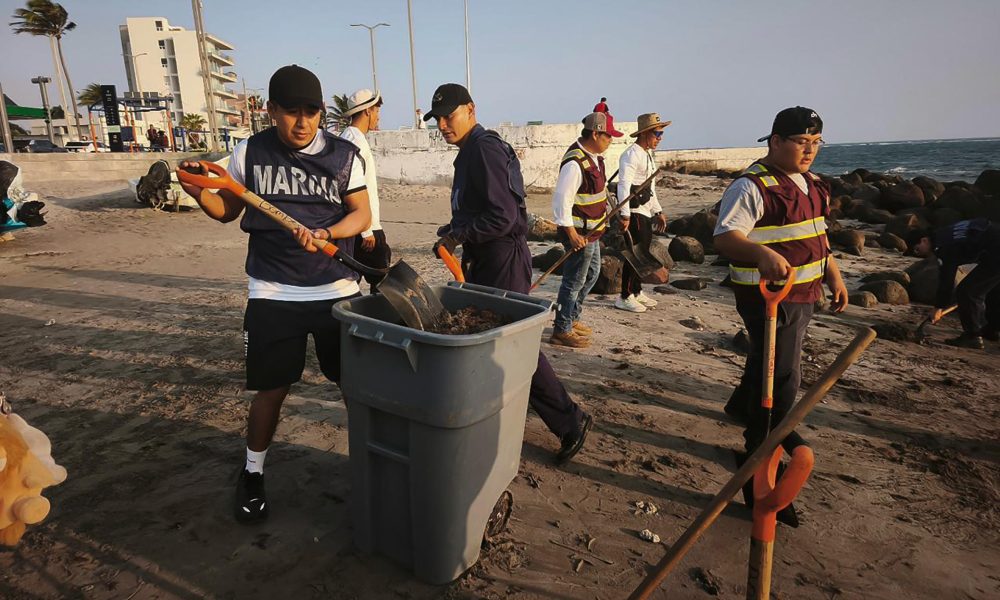 Fotografía cedida por la Secretaría de Medio Ambiente y Recursos Naturales (Semarnat) de trabajadores limpiando una playa de Coatzacoalcos en el estado de Veracruz (México). EFE/ Semarnat /SOLO USO EDITORIAL/NO VENTAS/SOLO DISPONIBLE PARA ILUSTRAR LA NOTICIA QUE ACOMPAÑA (CRÉDITO OBLIGATORIO)