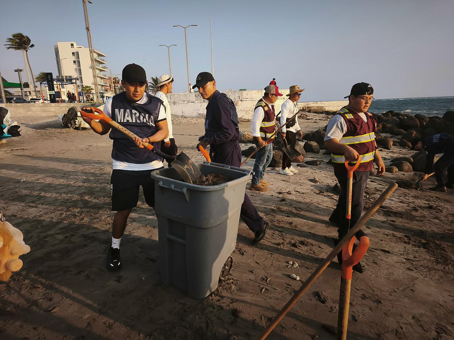 Fotografía cedida por la Secretaría de Medio Ambiente y Recursos Naturales (Semarnat) de trabajadores limpiando una playa de Coatzacoalcos en el estado de Veracruz (México). EFE/ Semarnat /SOLO USO EDITORIAL/NO VENTAS/SOLO DISPONIBLE PARA ILUSTRAR LA NOTICIA QUE ACOMPAÑA (CRÉDITO OBLIGATORIO)