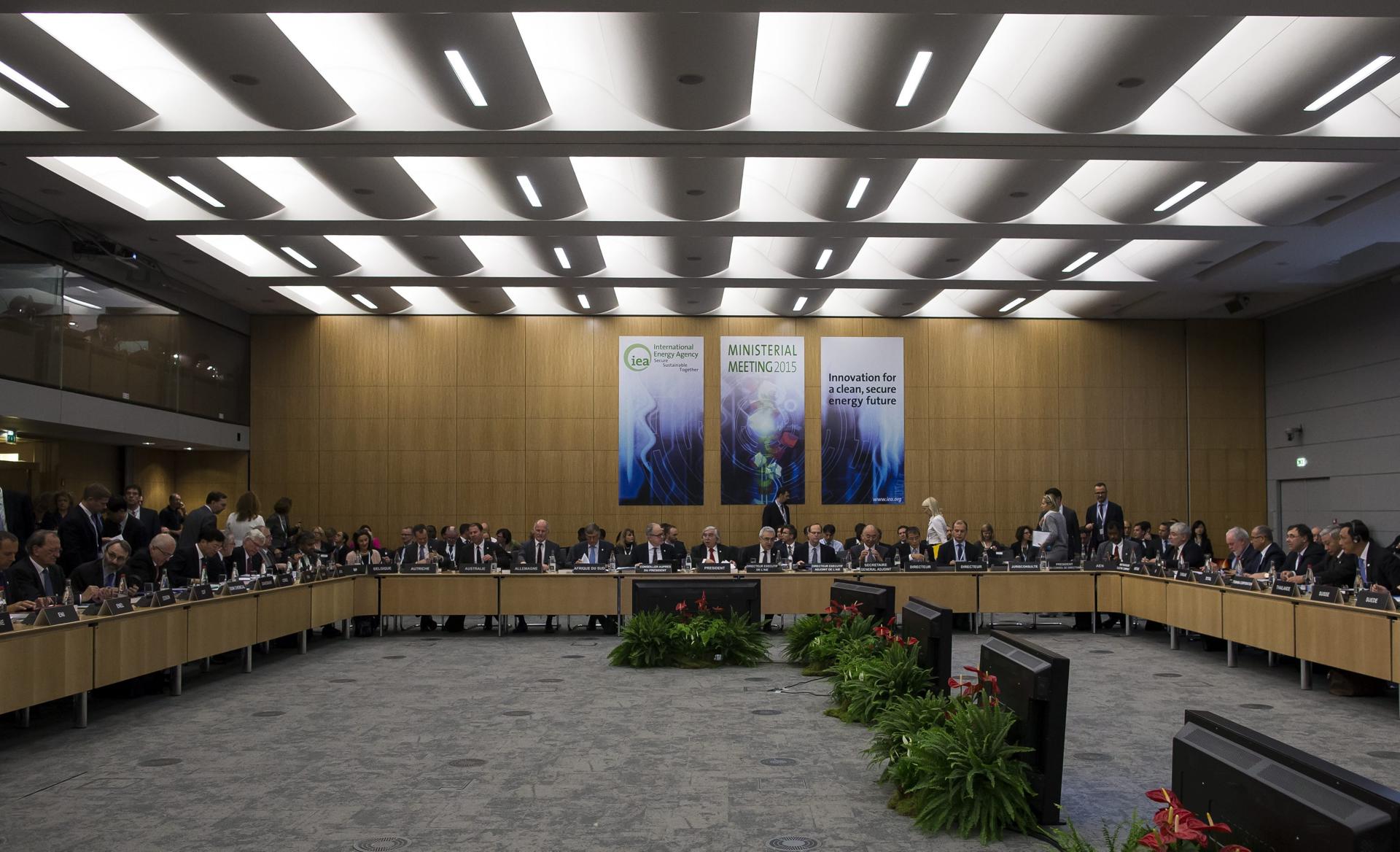 Imagen de archivo de una reunión de ministros de países miembros de la Agencia Internacional de la Energía (AIE) en París. EFE/Ian Langsdon