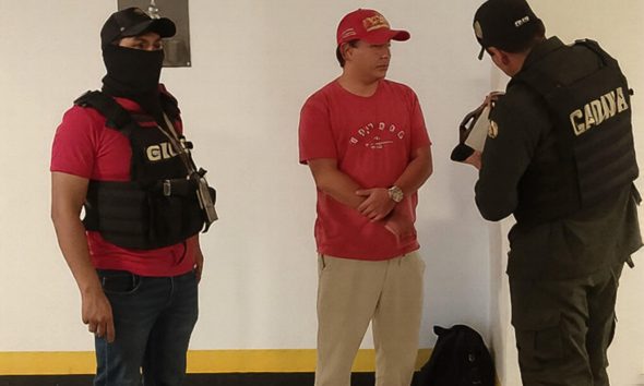 Fotografía cedida por la Policía de Bolivia que muestra la captura de Luis Marcelo Arce Mosqueira (c), hijo del expresidente Luis Arce, junto a agentes de Policía este miércoles, en Santa Cruz (Bolivia). EFE/ Policía de Bolivia
