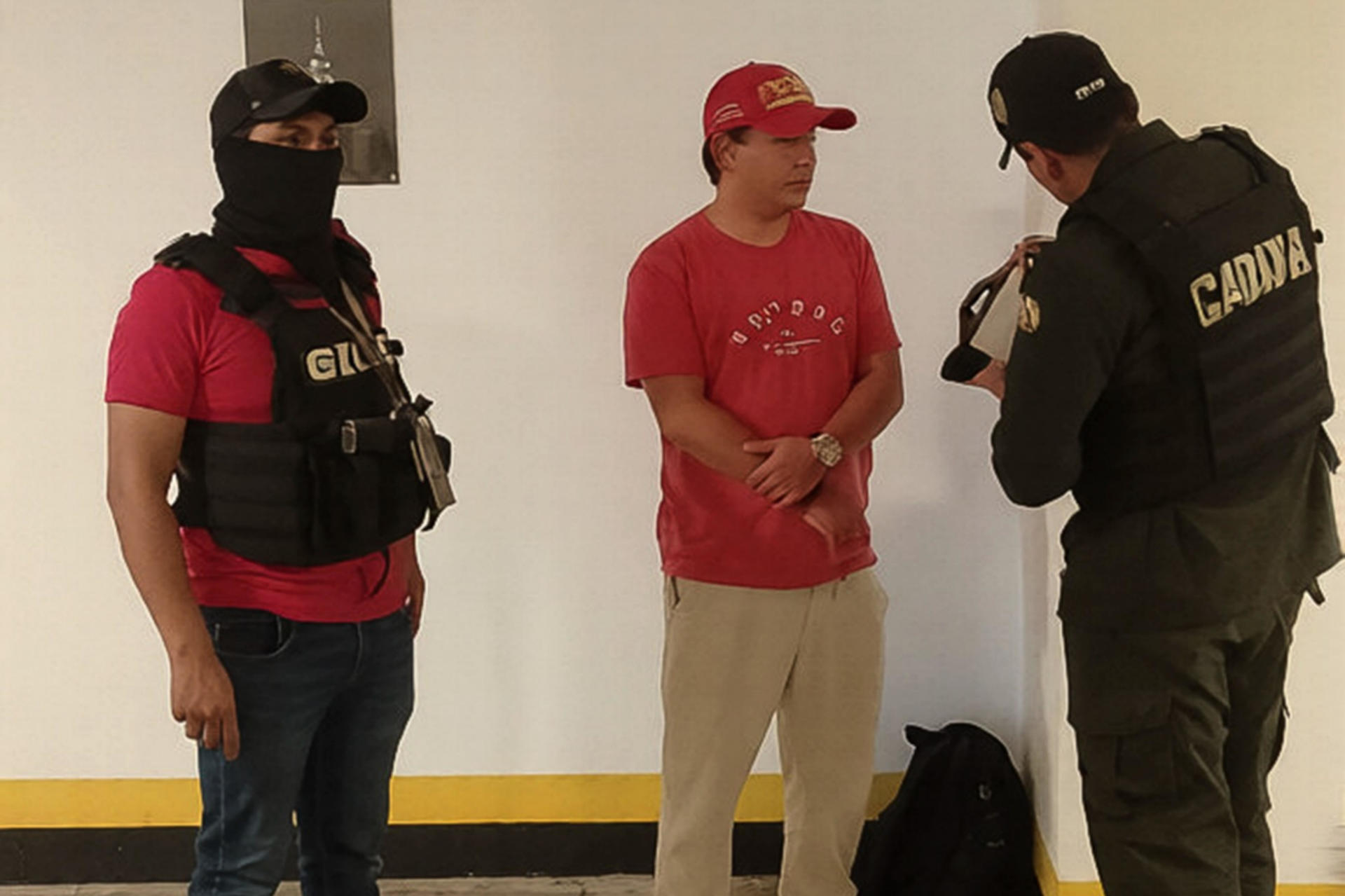 Fotografía cedida por la Policía de Bolivia que muestra la captura de Luis Marcelo Arce Mosqueira (c), hijo del expresidente Luis Arce, junto a agentes de Policía este miércoles, en Santa Cruz (Bolivia). EFE/ Policía de Bolivia