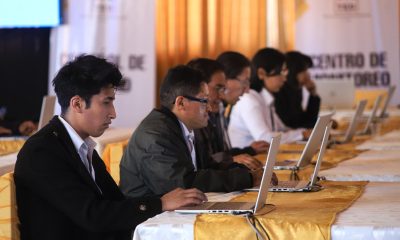 Personal técnico del Órgano Electoral procesa actas de votación en computadores este lunes, en el centro de cómputo de las elecciones regionales, en La Paz (Bolivia). EFE/ Gabriel Márquez