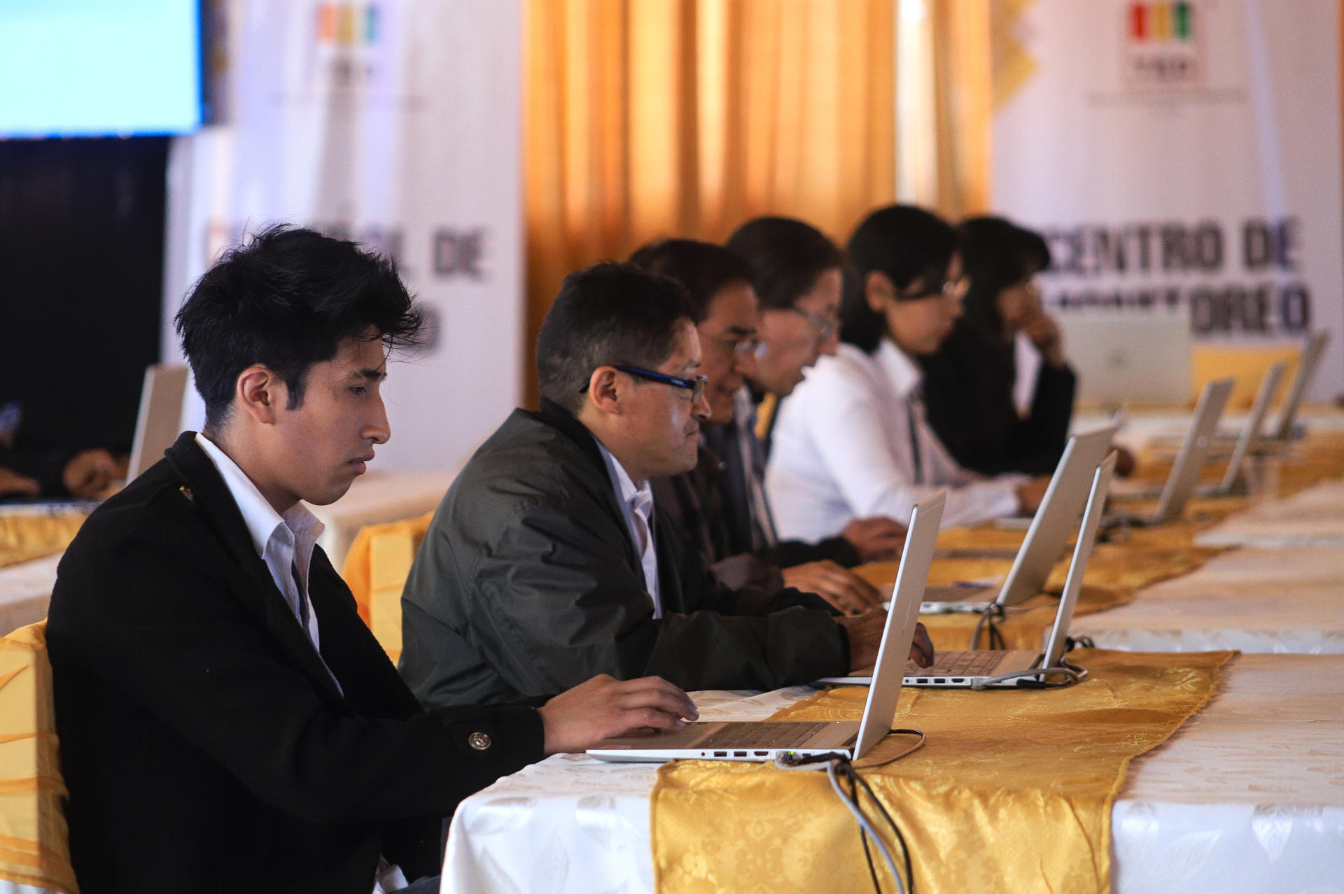 Personal técnico del Órgano Electoral procesa actas de votación en computadores este lunes, en el centro de cómputo de las elecciones regionales, en La Paz (Bolivia). EFE/ Gabriel Márquez