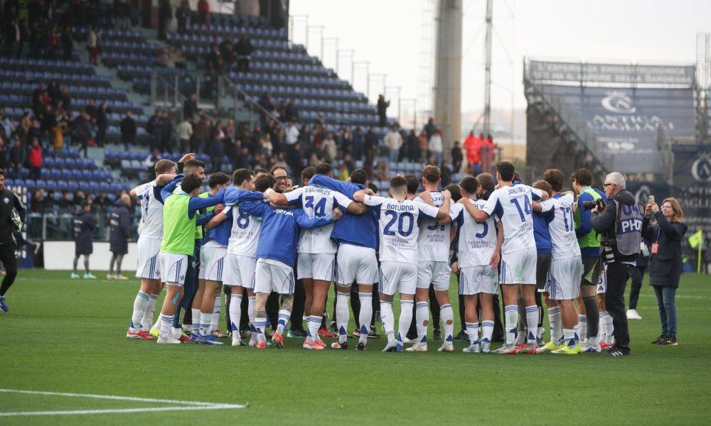 Los jugadores del Como celebran la victoria ante el Cagliari en en Cagliari, Italia. EFE/EPA/FABIO MURRU