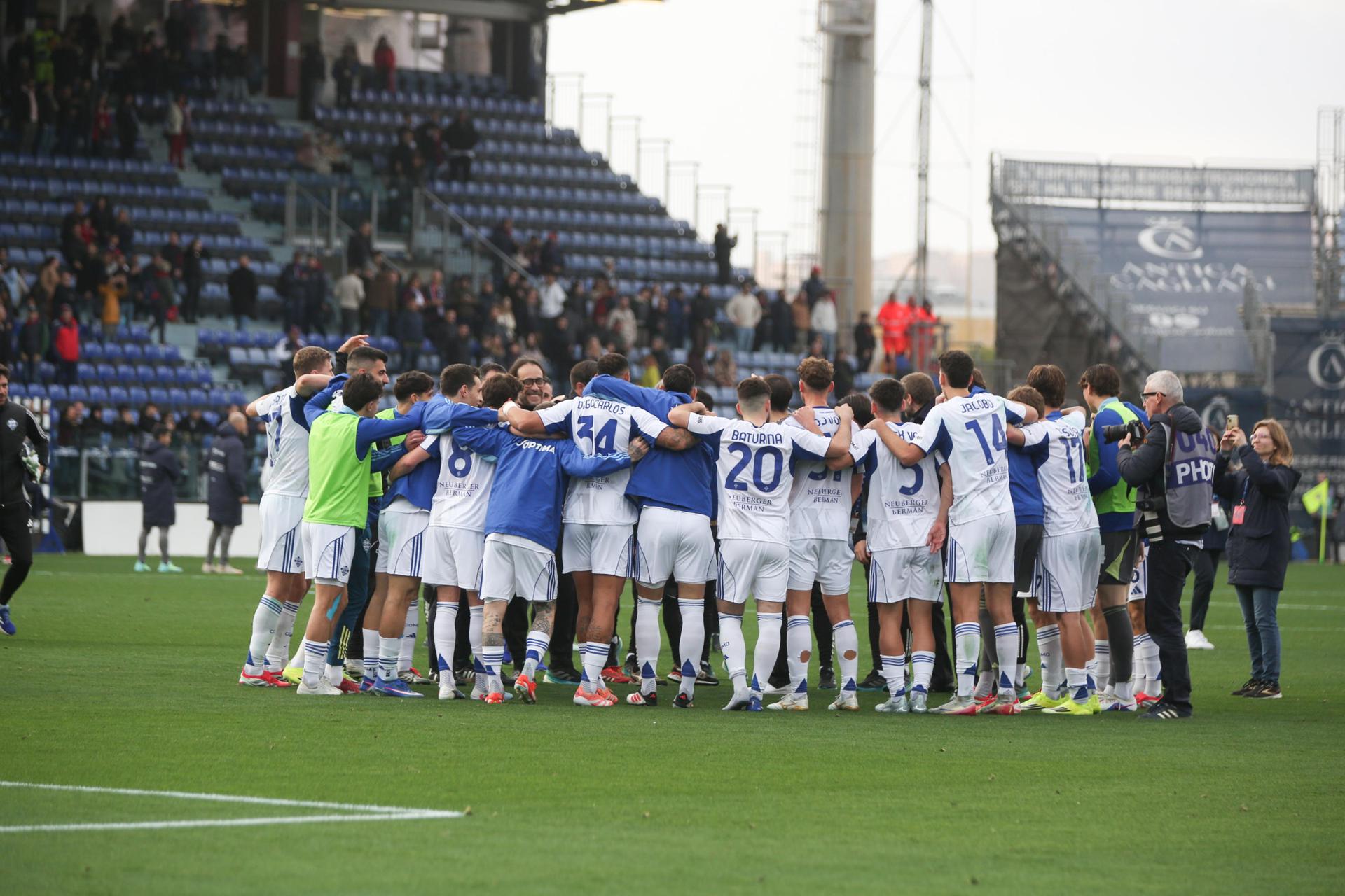 Los jugadores del Como celebran la victoria ante el Cagliari en en Cagliari, Italia. EFE/EPA/FABIO MURRU