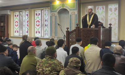 Decenas de musulmanes, entre ellos algunos soldados, asistieron a la celebración del Eid al-Fitr para conmemorar la finalización del Ramadán, en una mezquita del Centro Cultural Islámico Muhammad Asad en Leópolis. Miles de musulmanes ucranianos celebraron este viernes el fin del Ramadán, en medio de expectativas de que los lazos de defensa que están emergiendo con países de Oriente Medio en el contexto de la guerra de Irán contribuyan a acrecentar la solidaridad ante las amenazas comunes. EFE/ Rostyslav Averchuk
