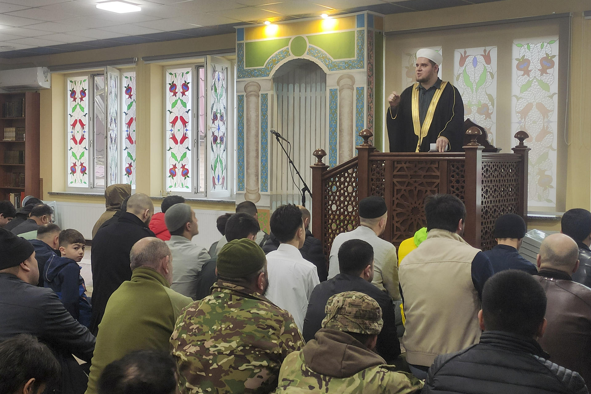 Decenas de musulmanes, entre ellos algunos soldados, asistieron a la celebración del Eid al-Fitr para conmemorar la finalización del Ramadán, en una mezquita del Centro Cultural Islámico Muhammad Asad en Leópolis. Miles de musulmanes ucranianos celebraron este viernes el fin del Ramadán, en medio de expectativas de que los lazos de defensa que están emergiendo con países de Oriente Medio en el contexto de la guerra de Irán contribuyan a acrecentar la solidaridad ante las amenazas comunes. EFE/ Rostyslav Averchuk