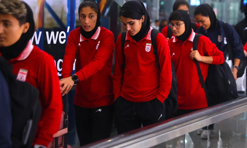 SEPANG (Malasia), 10/03/2026.- La selección nacional femenina de fútbol de Irán llega al Aeropuerto Internacional de Kuala Lumpur en Sepang, Malasia, el 11 de marzo de 2026. EFE/EPA/FAZRY ISMAIL