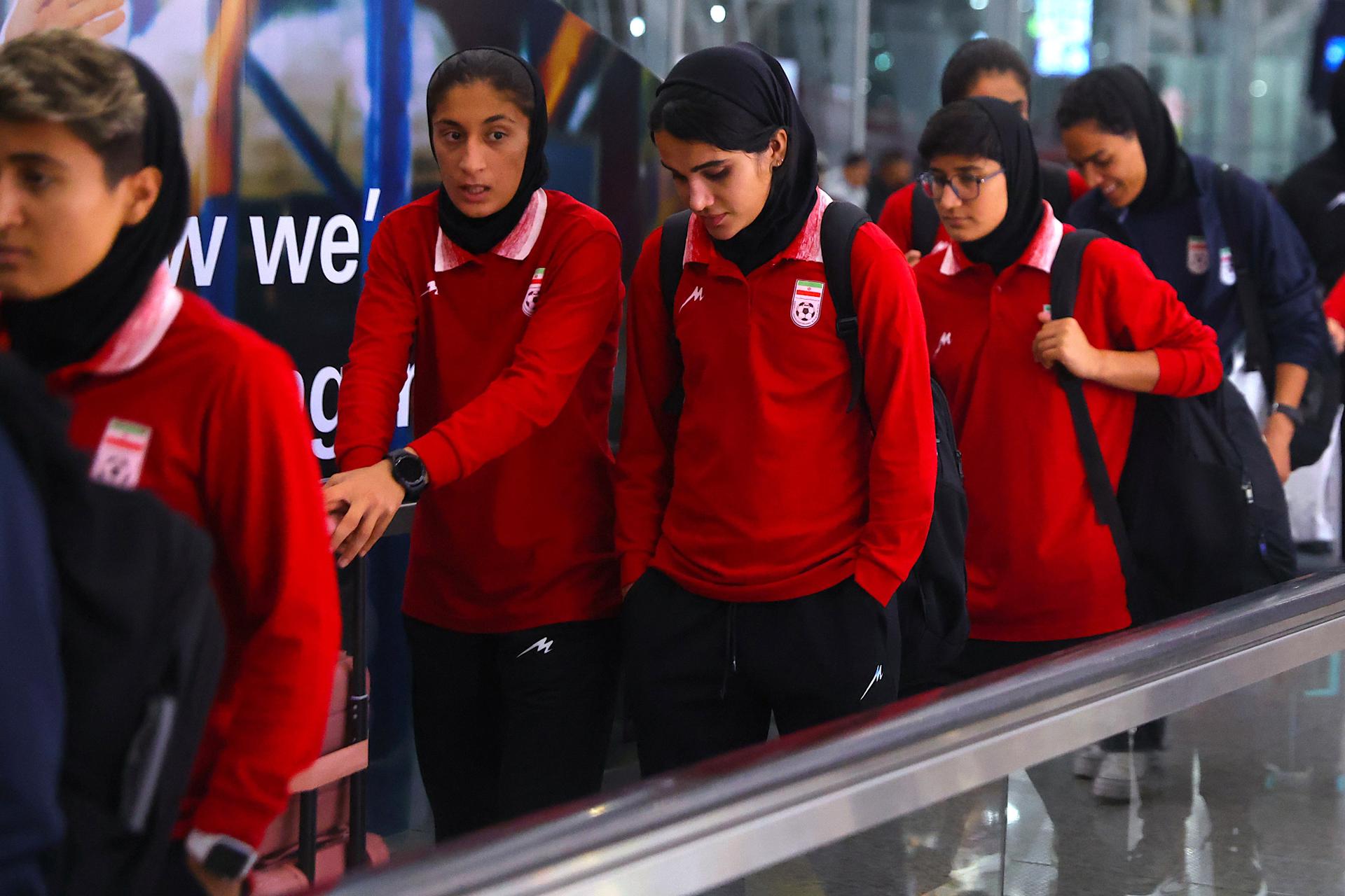 SEPANG (Malasia), 10/03/2026.- La selección nacional femenina de fútbol de Irán llega al Aeropuerto Internacional de Kuala Lumpur en Sepang, Malasia, el 11 de marzo de 2026. EFE/EPA/FAZRY ISMAIL