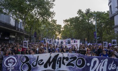 Mujeres sostienen una bandera durante una marcha por la conmemoración del Día Internacional de la Mujer (8M) este domingo, Montevideo (Uruguay). EFE/ Meri Parrado