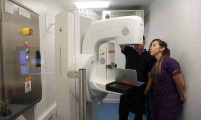 Integrantes de servicios médicos hacen pruebas con un equipo de imágenes diagnósticas dentro del buque hospital Benkos Biohó este jueves, en Buenaventura (Colombia). EFE/ Ernesto Guzmán