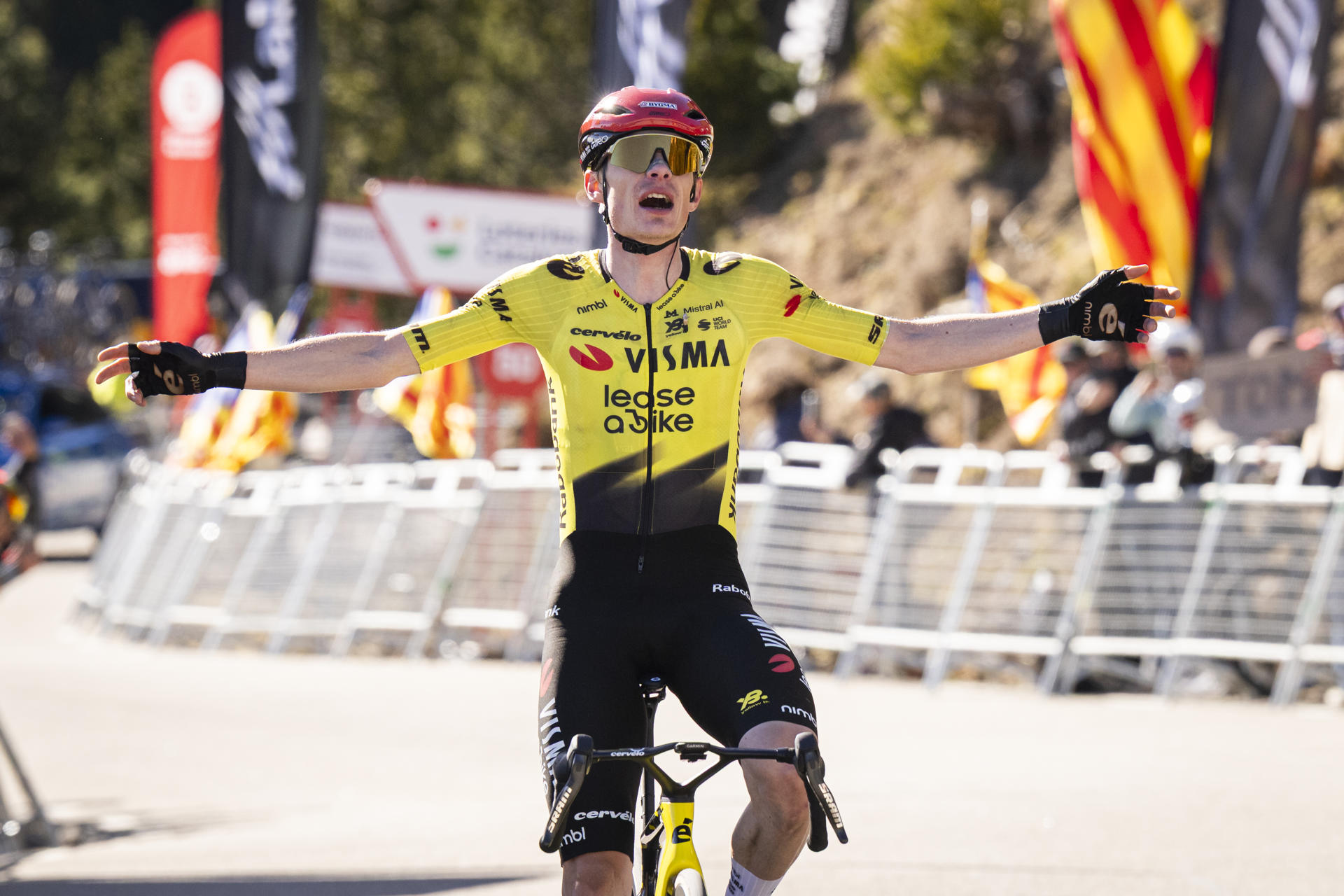 El danés Jonas Vingegaard (Team Visma / Lease a Bike) se erigió en el nuevo líder de la Volta Ciclista a Catalunya, tras ganar en solitario la quinta etapa, de 153,1 kilómetros, con inicio en La Seu d'Urgell (Lleida) y final en el puerto de categoría especial de Coll de Pal. EFE/Siu Wu