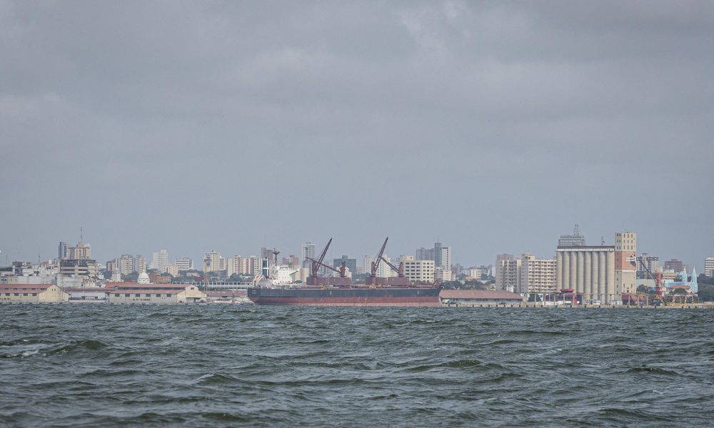 Fotografía de archivo de un barco que transporta petróleo en el Lago de Maracaibo (Venezuela). EFE/ Henry Chirinos