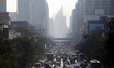 Archivo - Bangkok (Tailandia), 15/01/2025.- Vehículos circulan entre el tráfico de Bangkok mientras los rascacielos se ven envueltos en altos niveles de contaminación atmosférica por partículas. EFE/EPA/RUNGROJ YONGRIT
