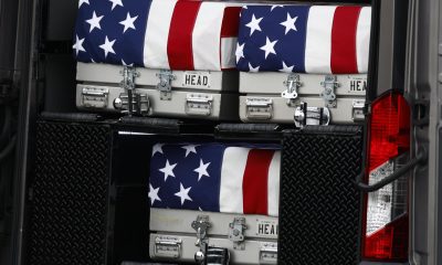 Los restos de tres de los seis miembros del servicio estadounidense caídos son transportados en un vehículo durante una transferencia digna de seis miembros del servicio estadounidense caídos, en la Base Aérea de Dover en Dover, Delaware, EE. UU.EFE/WILL OLIVER