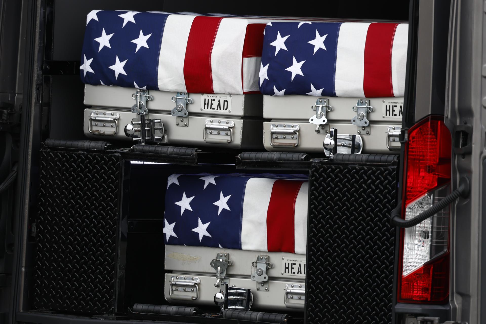 Los restos de tres de los seis miembros del servicio estadounidense caídos son transportados en un vehículo durante una transferencia digna de seis miembros del servicio estadounidense caídos, en la Base Aérea de Dover en Dover, Delaware, EE. UU.EFE/WILL OLIVER