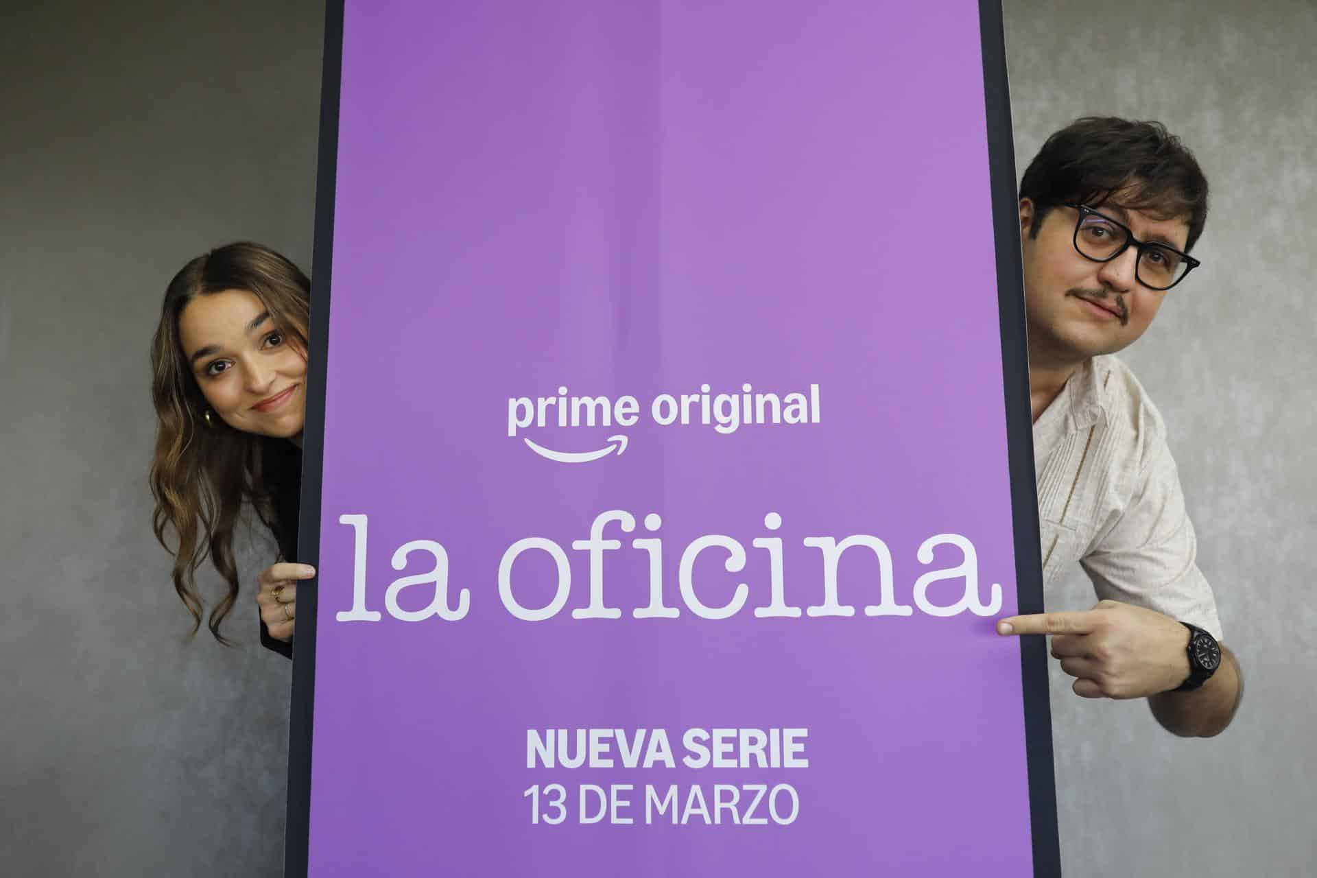 Fotografía del 1 de marzo de 2026 que muestra a los actores de la serie mexicana 'La Oficina' Elena del Río (i) y Fernando Bonilla posando durante una entrevista con EFE, en Guadalajara (México). EFE/ Francisco Guasco