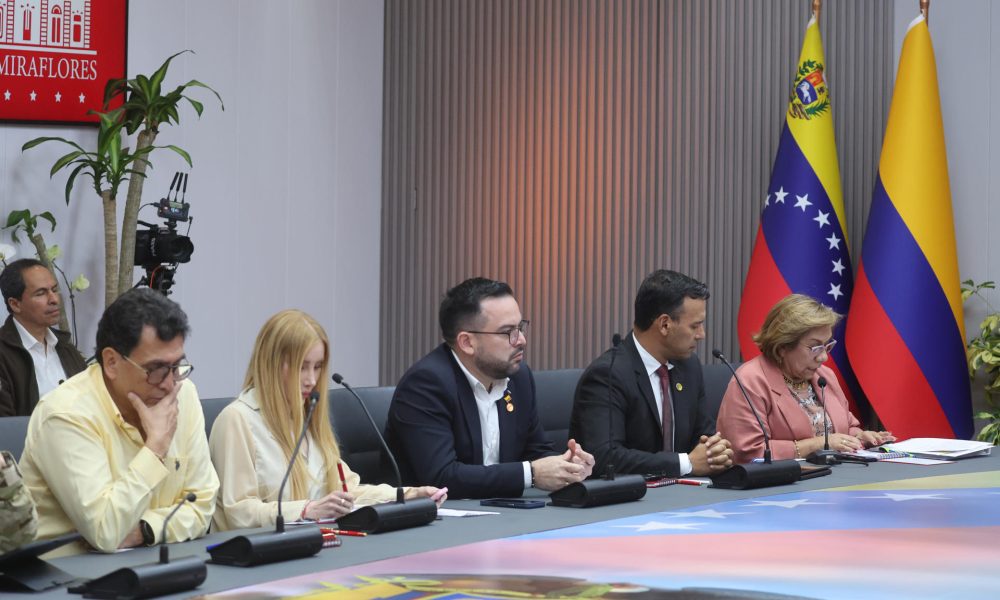La ministra de Relaciones Exteriores de Colombia, Rosa Villavicencio (d); el ministro de Defensa, Pedro Sánchez (2-d); el ministro de Minas y Energía, Edwin Palma (c), y la ministra de Comercio, Industria y Turismo, Diana Marcela Morales; (2-i), asisten a una reunión con la presidenta encargada de Venezuela, Delcy Rodríguez, y su gabinete ministerial este viernes, en el Palacio de Miraflores en Caracas (Venezuela). EFE/ Miguel Gutiérrez