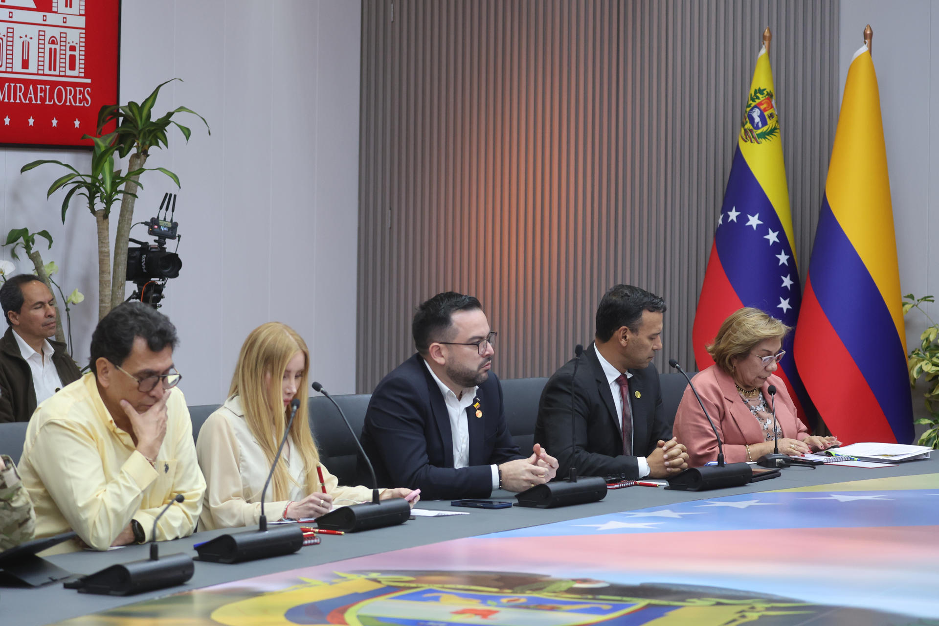 La ministra de Relaciones Exteriores de Colombia, Rosa Villavicencio (d); el ministro de Defensa, Pedro Sánchez (2-d); el ministro de Minas y Energía, Edwin Palma (c), y la ministra de Comercio, Industria y Turismo, Diana Marcela Morales; (2-i), asisten a una reunión con la presidenta encargada de Venezuela, Delcy Rodríguez, y su gabinete ministerial este viernes, en el Palacio de Miraflores en Caracas (Venezuela). EFE/ Miguel Gutiérrez