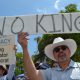 Personas se manifiestan sosteniendo carteles durante la protesta 'No Kings' (No queremos reyes) este sábado, en Miami (Estados Unidos). EFE/ Antoni Belchi