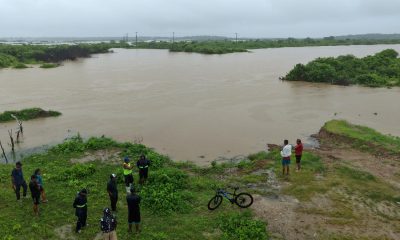 Fotografía aérea que muestra a personas observando las inundación este 4 de marzo de 2026, en la localidad de Chanduy en Santa Elena (Ecuador). EFE/ Gerardo Menoscal