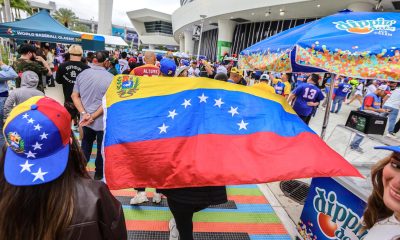 Miles de aficionados venezolanos ataviados con la bandera tricolor de su país y todo tipo de referencias a Venezuela abarrotaron el loan Depot de Miami para la final del Clásico Mundial de Béisbol ante EE.UU. EFE/EPA/CRISTOBAL HERRERA-ULASHKEVICH