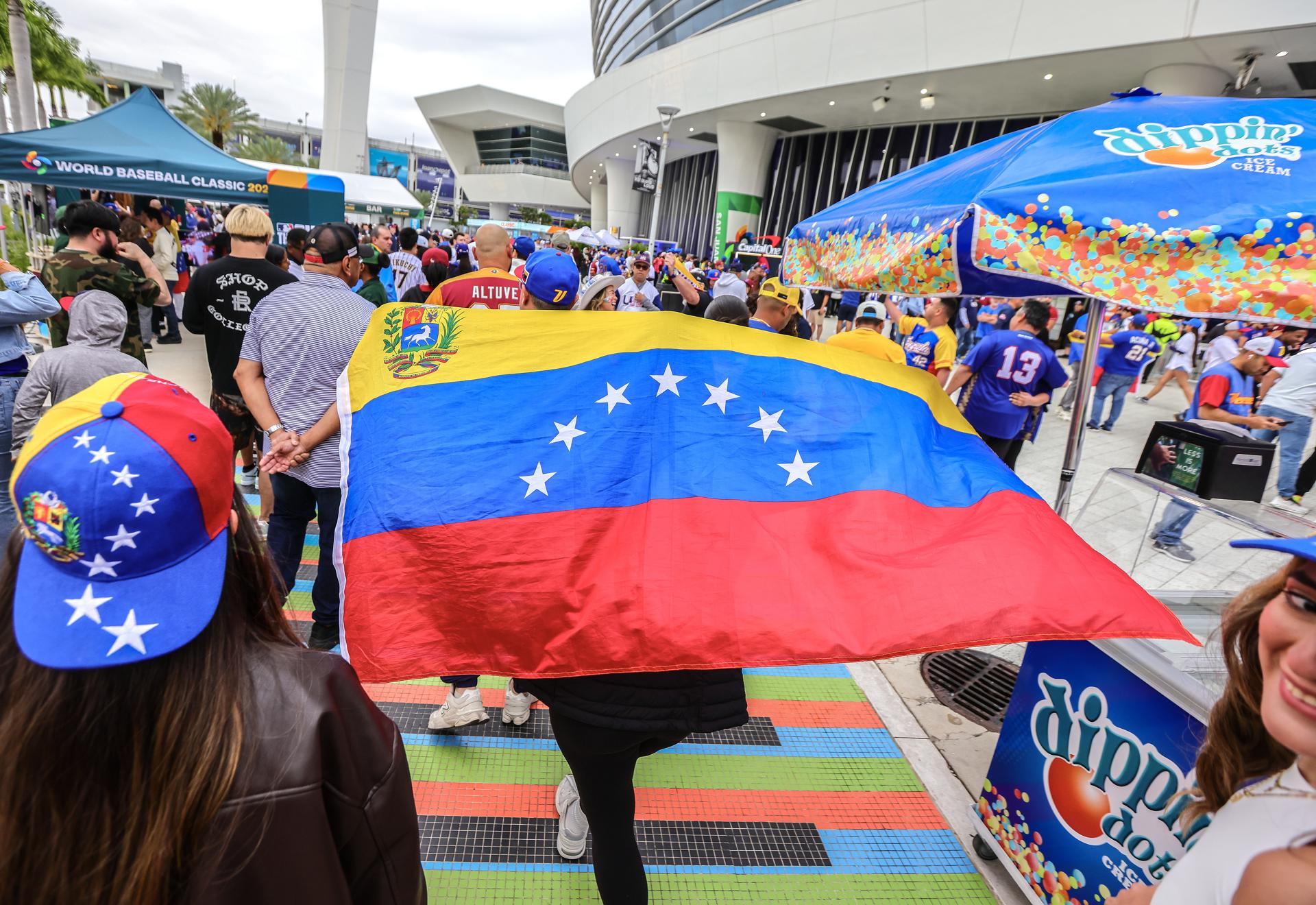 Miles de aficionados venezolanos ataviados con la bandera tricolor de su país y todo tipo de referencias a Venezuela abarrotaron el loan Depot de Miami para la final del Clásico Mundial de Béisbol ante EE.UU. EFE/EPA/CRISTOBAL HERRERA-ULASHKEVICH