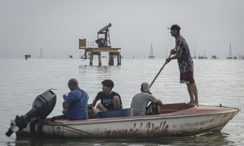 Fotografía de archivo que muestra plataformas petrolíferas en Cabimas (Venezuela). EFE/ Henry Chirinos