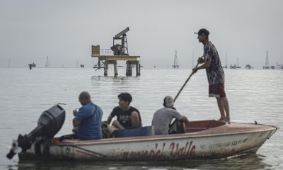 Fotografía de archivo que muestra plataformas petrolíferas en Cabimas (Venezuela). EFE/ Henry Chirinos