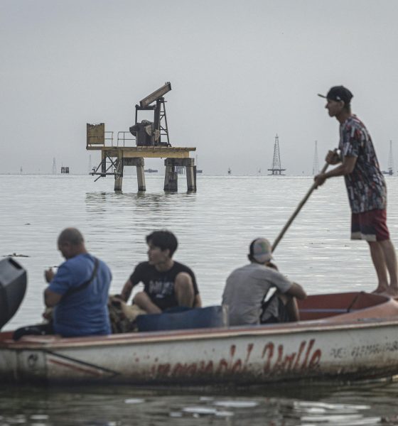 Fotografía de archivo que muestra plataformas petrolíferas en Cabimas (Venezuela). EFE/ Henry Chirinos