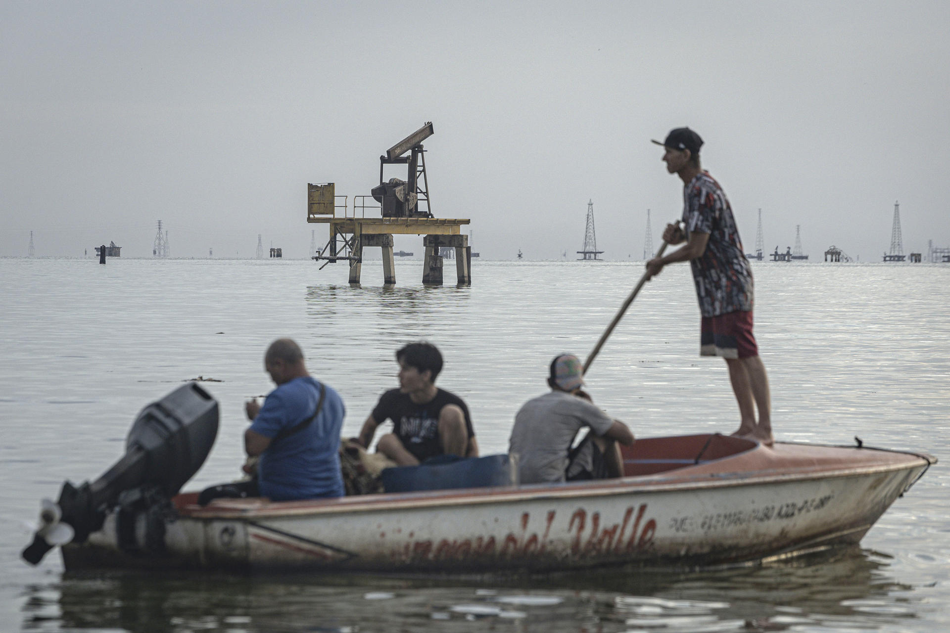 Fotografía de archivo que muestra plataformas petrolíferas en Cabimas (Venezuela). EFE/ Henry Chirinos