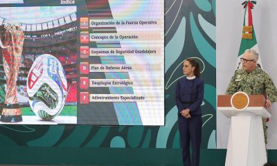 El general Román Villalvazo Barrios (d), jefe del Centro de Coordinación Copa Mundial de Fútbol 2026, habla durante una rueda de prensa de la presidenta de México, Claudia Sheinbaum este viernes, en el municipio de Zapopan en Jaisco (México). EFE/Francisco Guasco