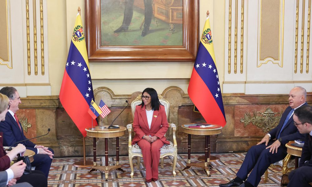 El secretario de Interior de Estados Unidos, Doug Burgum (i); la presidenta encargada de Venezuela, Delcy Rodríguez (c), y el ministro de Interior y Justicia, Diosdado Cabello (d), se reúnen este miércoles, para abordar temas de interés en la cooperación energética y fortalecer el sector minero, en Caracas (Venezuela). EFE/ Miguel Gutiérrez