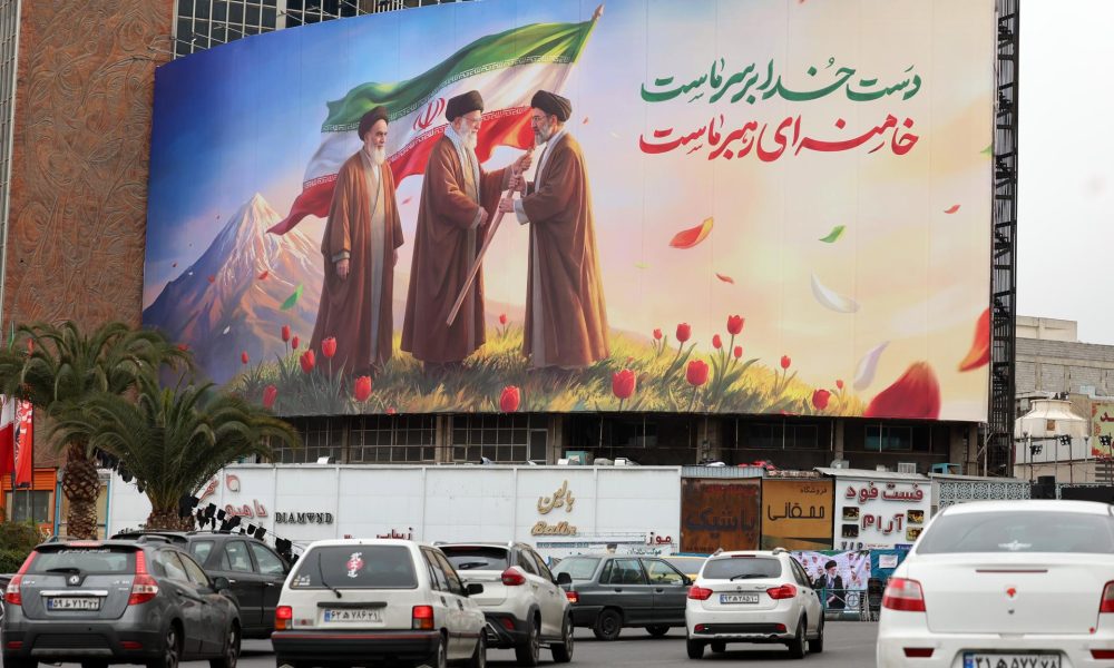 - La gente pasa frente a un enorme cartel que muestra al difunto líder supremo iraní Ayatollah Ruhollah Khomeini (L), Ayatollah Ali Khamenei (C) y al nuevo líder supremo iraní Ayatollah Mojtaba Khamenei (R) en la Plaza Valiasr en Teherán, Irán, 10 de marzo de 2026. El difunto Líder Supremo Ayatollah Ali Khamenei fue asesinado durante una operación militar conjunta de EE.UU. e Israel en Irán en las primeras horas del 28 de febrero de 2026. (Teherán) EFE/EPA/ABEDIN TAHERKENAREH